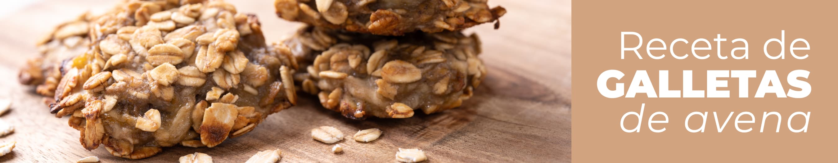 Plato de cerámica con galletas caseras de avena y semillas terminadas, con los bordes dorados y crujientes, listas para disfrutar en la merienda.